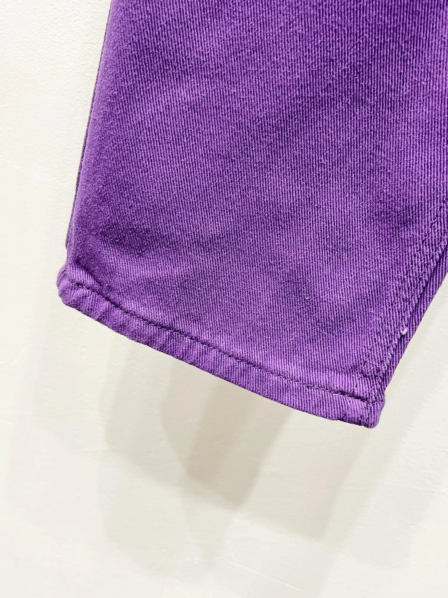 P250 model number: Chrome Hearts CH Chrome’s latest purple patchwork leather jeans exude unruly personality and unique charm. Every wear and tear is carefully designed to present a unique artistic feel. Made of imported denim fabric, which has undergone heavy industrial washing and destruction treatment, the trousers show a super cool effect on the upper body, allowing you to dominate the fashion stage.  This is more than just a pair of jeans, it is an expression of attitude. With its unique design concept and ultimate pursuit of details, Croxin breaks traditional boundaries and defines the jeans trend in the new era. The trousers are made of double-layer woven fabric and matched with customized hardware, showing an incomparably beautiful and unique style, making every wearer the focus of fashion. Imported denim fabric, super heavy-duty washed and damaged, the upper body is super cool! Customized hardware, incomparably good-looking style. The production process is difficult. It has a high-street feel. Color: Purple Size: S M L XL
